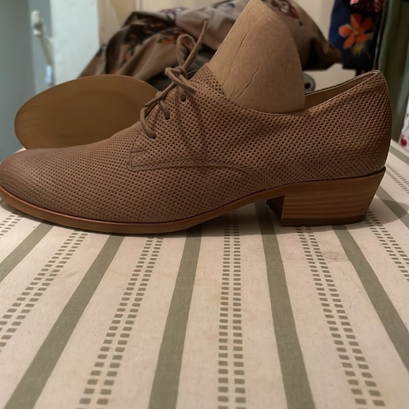 Natural/tan shoes/ oxfords with a western vibe. Paul Green size 7.5 - Picture 2 of 7